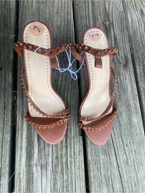(Missing part) Beautiful Cognac Brown Studded Heels- Size 7.5